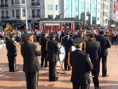 Taksim Meydanı'nda 30 Ağustos Zafer Bayramı Gösterisi