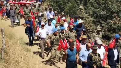 Türk Bayraklarıyla Gomane Dağı'na Tırmanıp Zirvede Halay Çektiler