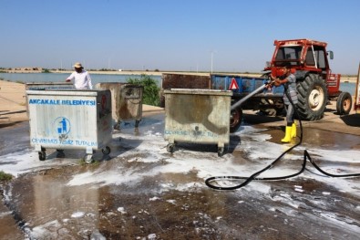 Akçakale'de Çöp Konteynırları Temizleniyor