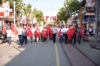 TÜRK BAYRAĞI - Başkan Ay, Vatandaşlara Türk Bayrağı Dağıttı