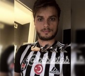 Beşiktaş Formasını Giydi