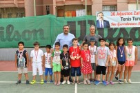 ÇAĞLA BÜYÜKAKÇAY - Çukurova'da Zafer Bayramı Tenis Turnuvası'nda Ödüller Sahiplerini Buldu