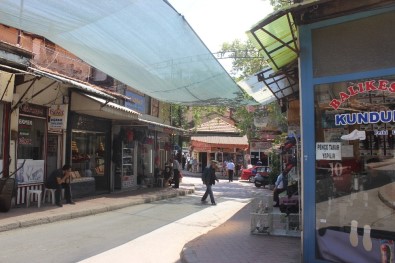 Esnaf Sıcaklara Çareyi Gölgelik Yaparak Buldu