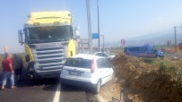 TAYTAN - Kamyon İle Otomobil Çarpıştı Açıklaması 2 Yaralı