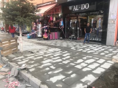 Kars'ta Kazımpaşa Caddesi'nin Kaldırımlarını Yeniliyor