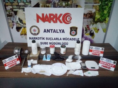 Antalya'da Piyasa Değeri 100 Bin TL Olan 1 Kg 80 Gram Kokain Ele Geçirildi