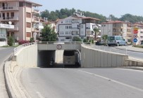 OYMAPıNAR - Antalya'da Turistleri Taşıyan Tur Midibüsü Alt Geçitte Sıkıştı
