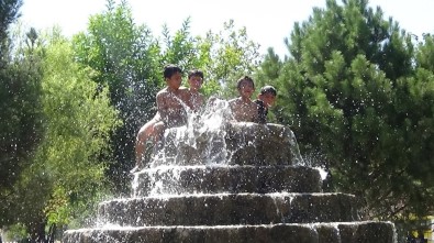 (Özel) Sıcaklara Dayanamayan Çocuklar Süs Havuzlarında Serinliyor