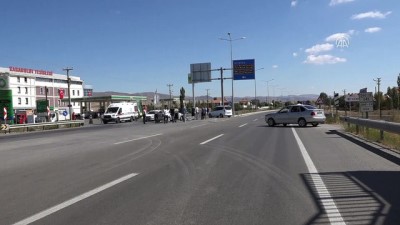 Sivas'ta İki Otomobil Çarpıştı Açıklaması 3 Yaralı