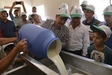 Toplama Tankına İlk Süt Başkan Ataç'tan