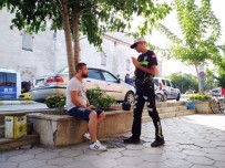 LONDRA - Trafik Polislerinden Önce Yardım Sonra İşlem