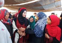 Filistinli Gençler Gazze Sınırında Nişanlandı