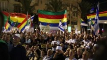 İsrail'de Onbinler Irkçı Yasayı Protesto Etti