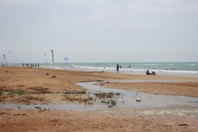 Manavgat'ta Denize Dökülen Atık Sular Tatilcileri Rahatsız Ediyor