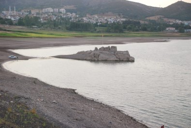 Almus Baraj Gölünde Su Seviyesi Düştü