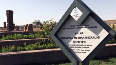 Dünyanın En Büyük Türk İslam Mezarlığı Ziyaretçi Akınına Uğruyor
