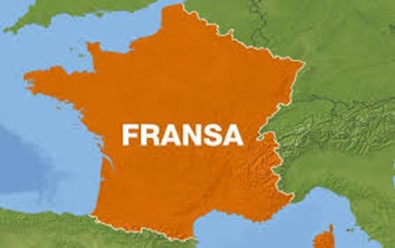 Fransa'da Bir Komiser Bar Sahibine Ayağını Öptürdü