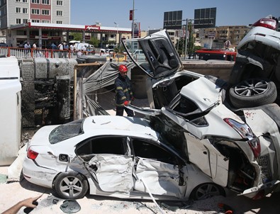 Freni boşalan TIR 4 araca çarptı: 1 ölü, 4 yaralı