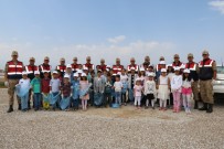 VAN GÖLÜ - Jandarmadan Örnek Davranış