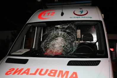 Taşlarla Ambulansın Camlarını Kırdılar