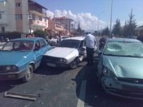 DİKKATSİZLİK - Afyonkarahisar'da Zincirleme Trafik Kazası, 2 Yaralı