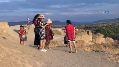 Binlerce Turist Kapadokya'da Gün Batımı Keyfini Yaşıyor
