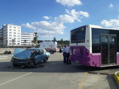 Halk Otobüsü İle Otomobil Çarpıştı Açıklaması 4 Yaralı