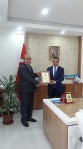 Mehmetçik Vakfı'ndan Kaymakam Haskırış'a Plaket