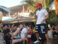 SİNAN AKÇIL - Sinan Akçıl'ın Plaj Konseri Yoğun İlgi Gördü