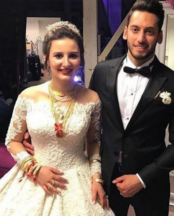 Hakan Çalhanoğlu sarışın güzelle sarmaş dolaş!