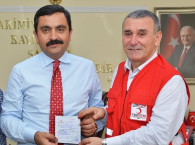 Belediye Başkanı Bahçeci'den Kızılay'a Kurban Bağışı
