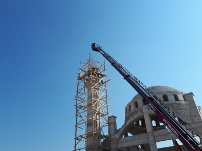 Çalıştığı Minarenin İçine Düşen İşçi Ağır Yaralandı
