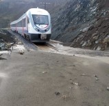 TOPRAK KAYMASI - Erzincan-Sivas Demir Yolu Heyelan Nedeniyle Ulaşıma Kapandı
