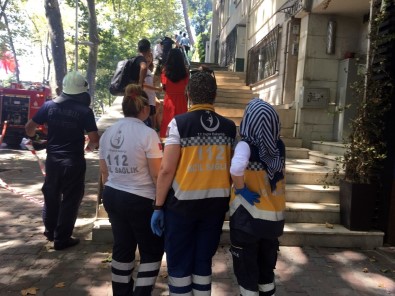 Beşiktaş'ta Çıkan Yangında Oğlu İçeride Mahsur Kalan Anne Sinir Krizi Geçirdi