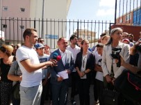 BEYLIKDÜZÜ BELEDIYESI - Beylikdüzü'nde, 'Belediyenin Okul Tadilat Çalışmaları'nın Durdurulmasına Tepki
