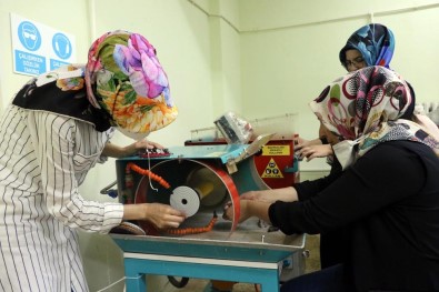 Ekmeklerini Taştan Çıkarıyorlar