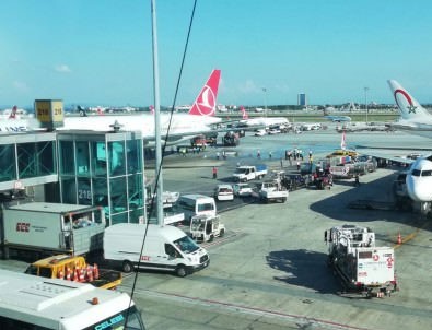 Atatürk Havalimanı'nda kaza: THY uçağına çarptı