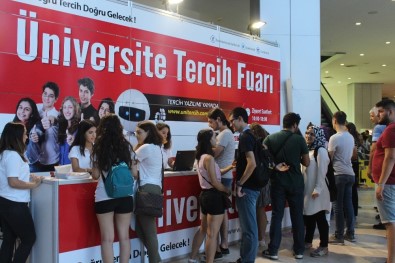 İzmir'de Üniversite Tercih Fuarı Heyecanı