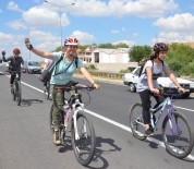 TÜRK BAYRAĞI - Pedalları 'Tacize' Dikkat Çekmek İçin Çeviriyorlar