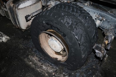 TEM'de Kamyonun Tekerleği Patladı Açıklaması Trafik Kilitlendi