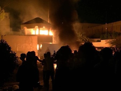 Basra'da Protestolar Artıyor, Valilik Bahçesi Ateşe Verildi
