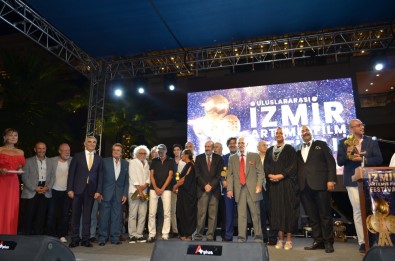 İzmir'deki Film Festivalinin Ödül Töreninde Ünlüler Geçidi