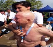 NAMıK EKIN - 76 Yaşındaki Namık Ekin Paralimpik Sporcuyu Sırtında Taşıdı