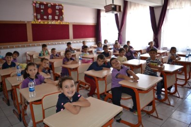Afyonkarahisar'da Minik Öğrenciler Ders Başı Yaptı