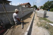 İMAM HATİP OKULU - Akyazı'da Kaldırım Çalışmaları Sürüyor