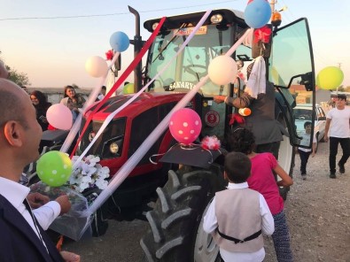 Evlilik Teklifinde Kullandığı Traktörü Gelin Arabası Yaptı