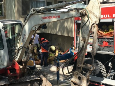 Kadıköy'de Kuyuya Düşen Kamyon Şoförünü İtfaiye Kurtardı
