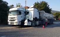 GÜZERGAH - Milas'ta Tır, Park Halindeki Tıra Çarptı Açıklaması 2 Yaralı