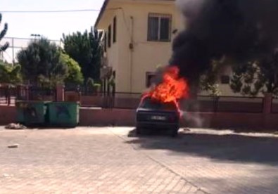 Şanlıurfa'da Çocuklar 2 Otomobili Ateşe Verdi