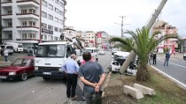 SAHİL YOLU - Trabzon'da Otomobil Elektrik Direğine Çarptı Açıklaması 3 Yaralı